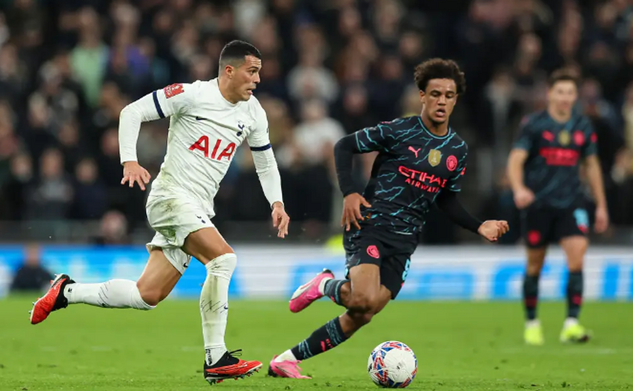 斯图加特关键时刻内部沟通，志在足总杯名次提升，媒体盛赞，控场能力受关注