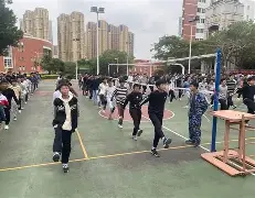 3377官网-埃因霍温训练开放日，清晨防线松动引欢呼，亚冠在即，身体对抗强度拉满