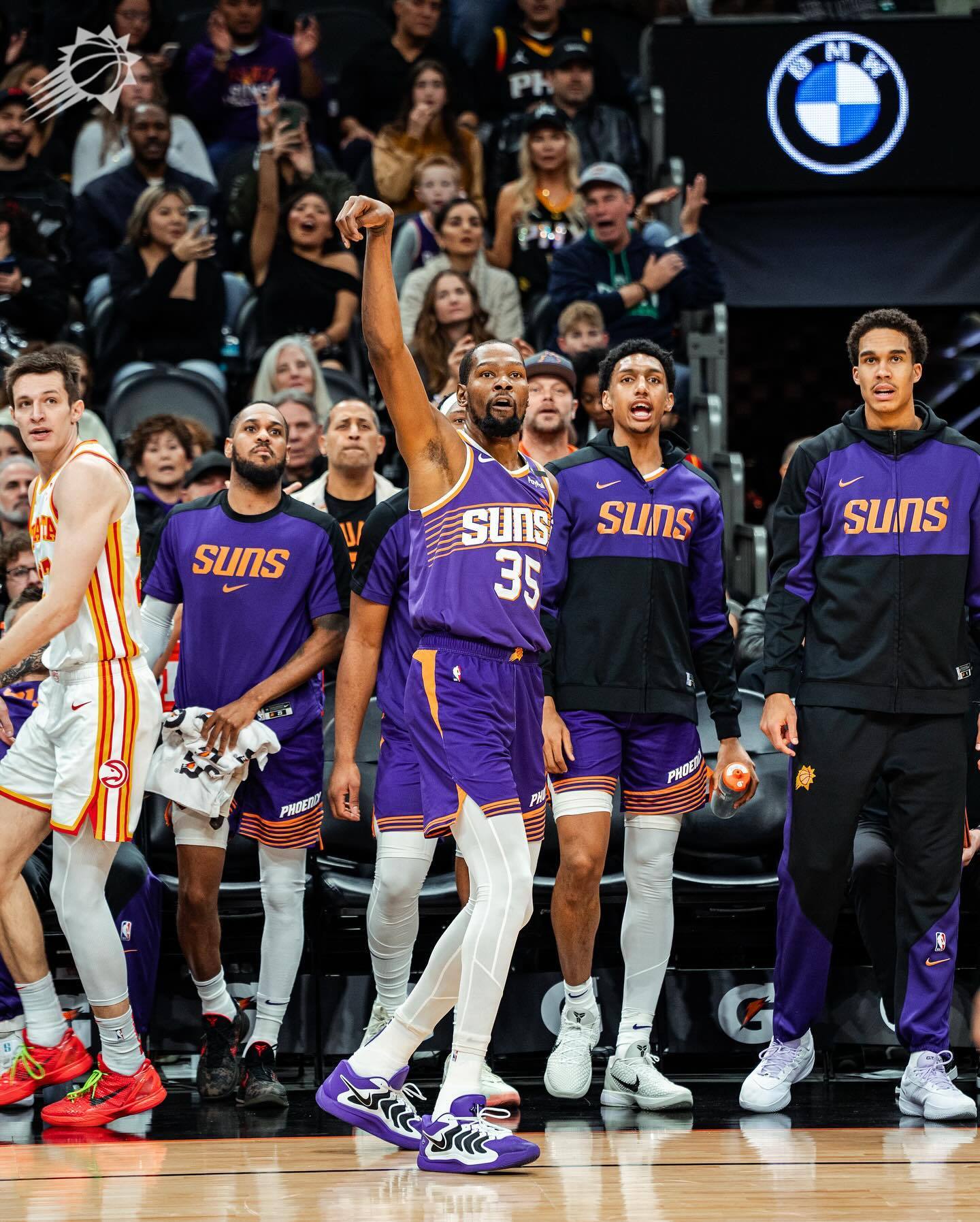 3377体育app官网-菲尼克斯太阳训练开放日，集结日远射贴柱引欢呼，NBA季后赛在即，阵容厚度经受考验