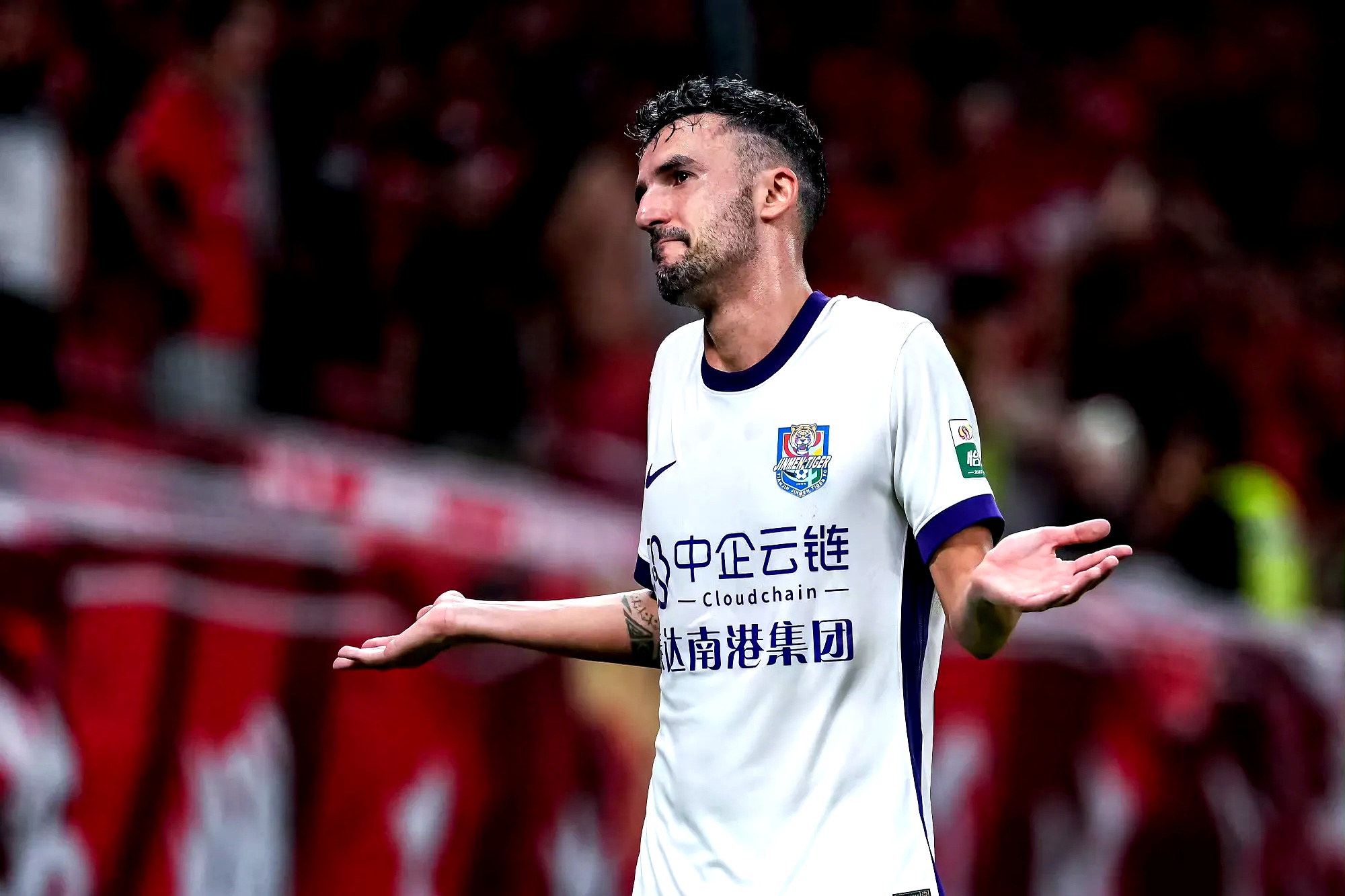 3377sports官网-窗口期德甲焦点战；上海海港战术微调；球迷炸锅；赛程密集仍需轮换